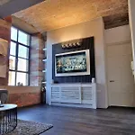 Modern 1 Bed With Secure Gated Parking Lägenhet