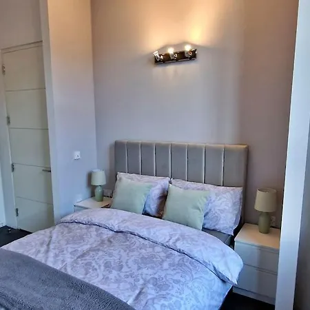 Modern 1 Bed With Secure Gated Parking Lägenhet
