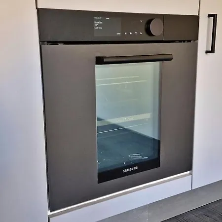 Modern 1 Bed With Secure Gated Parking Apartment *