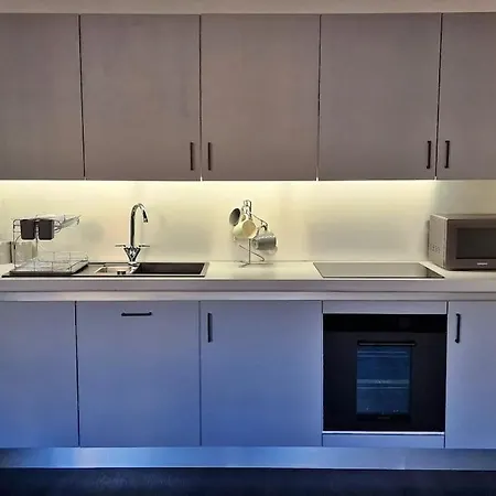 Modern 1 Bed With Secure Gated Parking * Bradford (West Yorkshire)