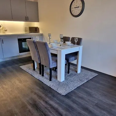Modern 1 Bed With Secure Gated Parking Lägenhet