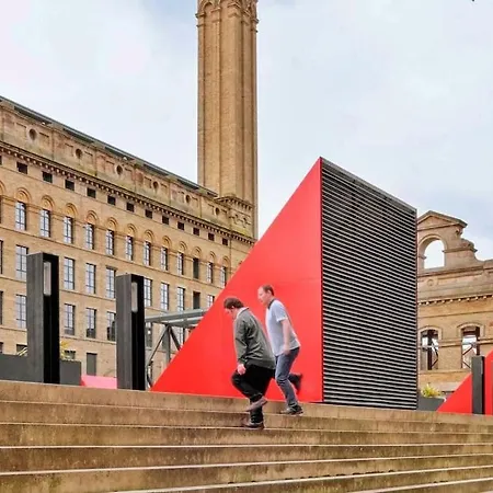 Modern 1 Bed With Secure Gated Parking アパート ブラッドフォード