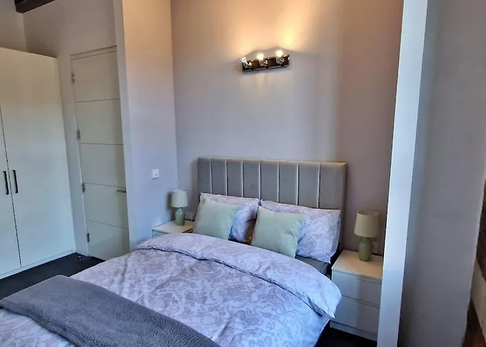 Modern 1 Bed With Secure Gated Parking Apartment